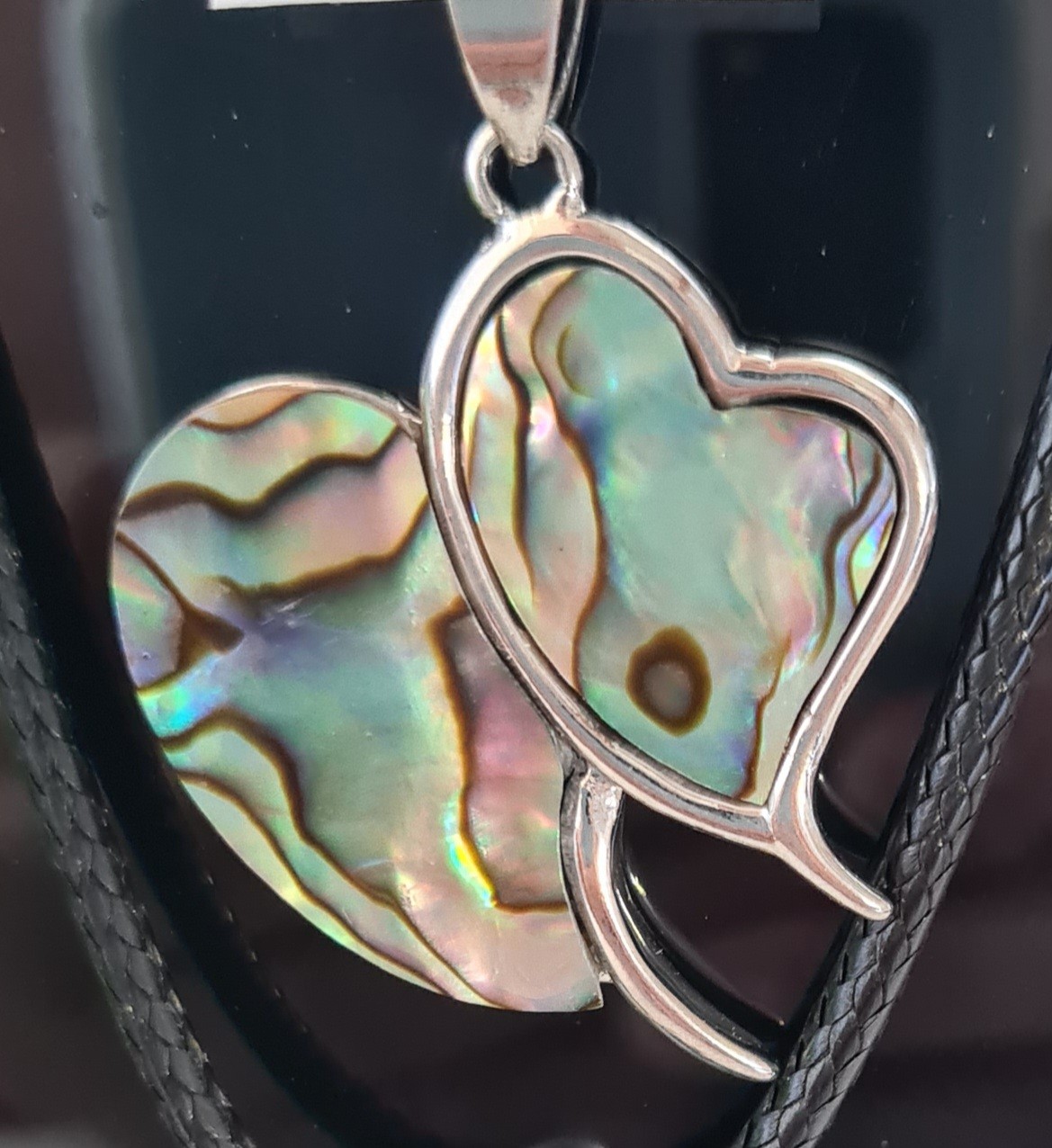 Pendent coeur en nacre avec cordon noir